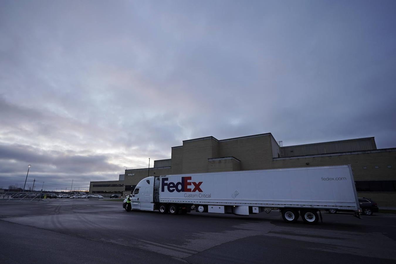 Uno de los camiones que transportan la vacuna de Pfizer-BioNTech se prepara para salir de la planta de fabricación de Pfizer Global Supply Kalamazoo en Portage, Michigan. 