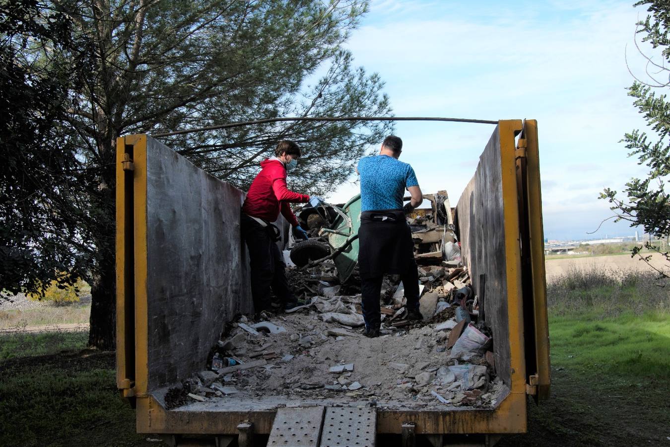 En imágenes, los vecinos de Bellavista limpian los alrededores del Cortijo de Cuarto