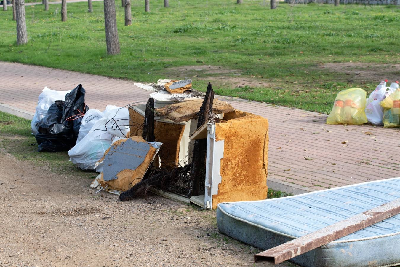 En imágenes, los vecinos de Bellavista limpian los alrededores del Cortijo de Cuarto