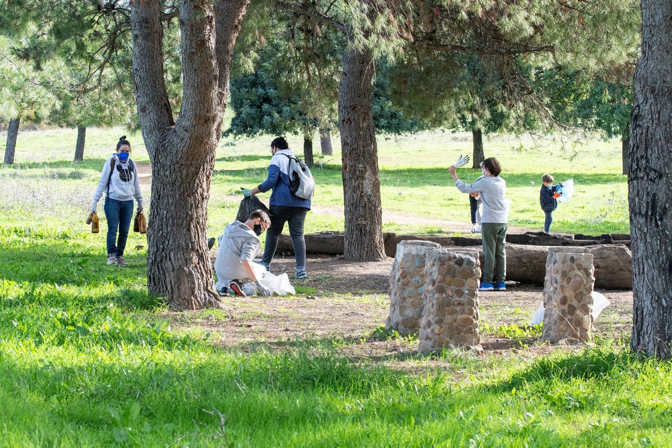 En imágenes, los vecinos de Bellavista limpian los alrededores del Cortijo de Cuarto