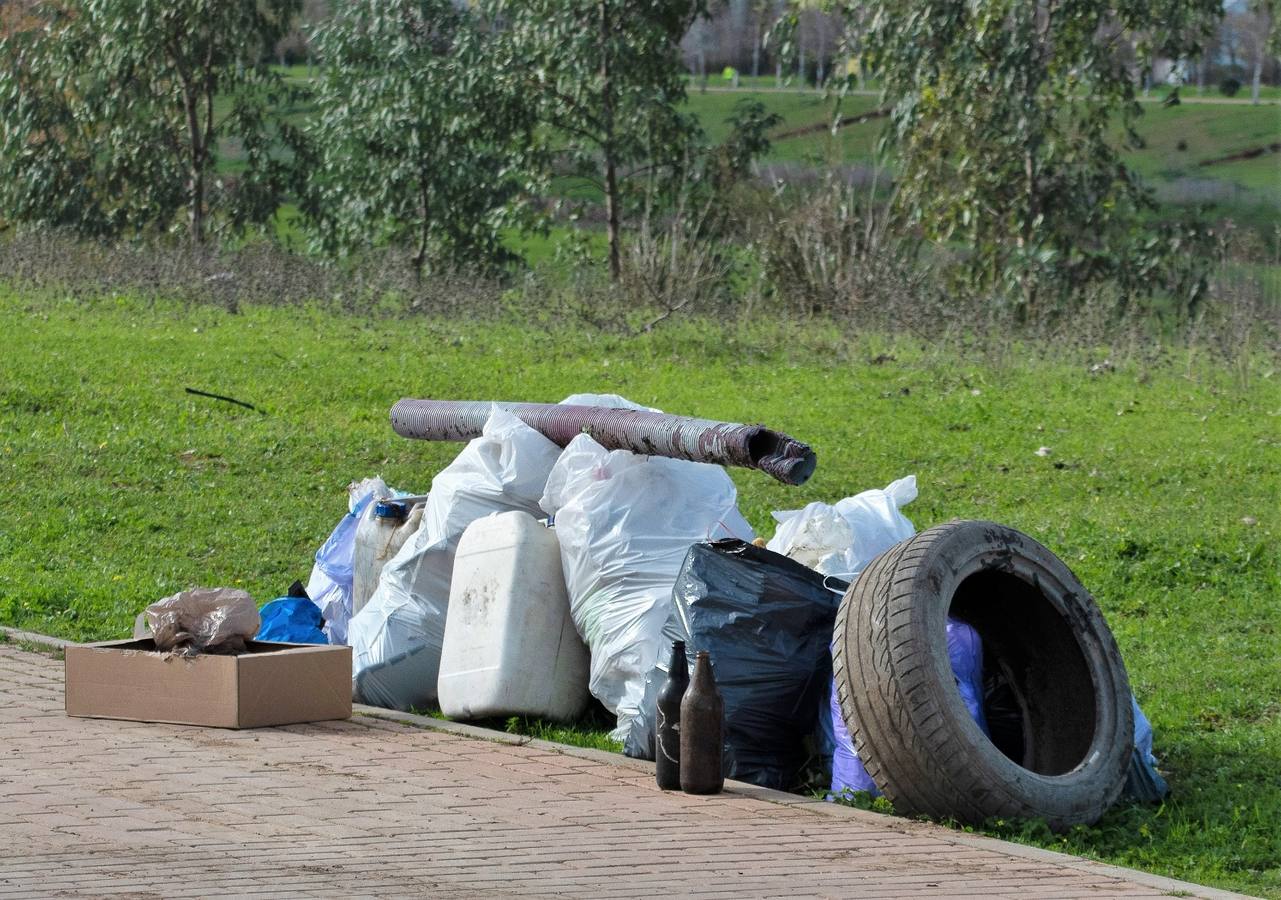 En imágenes, los vecinos de Bellavista limpian los alrededores del Cortijo de Cuarto