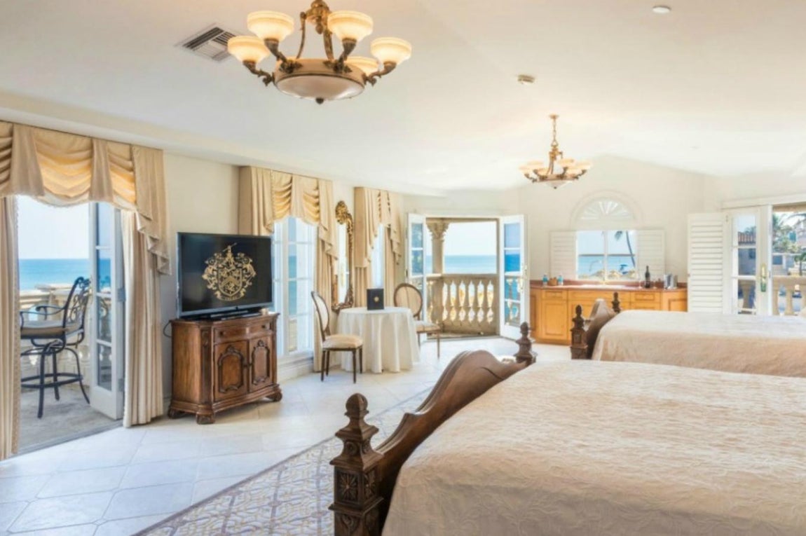 Mar-a-Lago, el nuevo hogar de Donald Trump. Las habitaciones por el contrario presentan un estilo más sencillo y gozan de gran amplitud, con vistas al mar, terrazas y balcones. Las más grandes incluyen vestidor, despacho y una pequeña sala de estar.