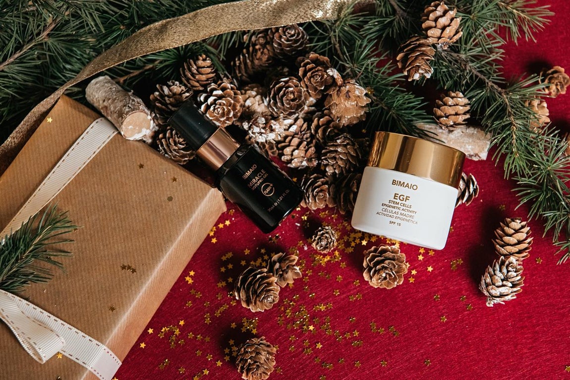 Para iluminar el rostro. El nuevo pack de Navidad de Bimaio es el complemento perfecto para lucir una piel radiante y rejuvenecida durante estas fiestas. Incluye Egf células madre, una crema reestructurante y regeneradora para todo tipo de pieles, especialmente indicada para pieles maduras, y Miracle Botupro, un tratamiento con textura en gel que proporciona una acción antiarrugas efecto flash, así como una acción reafirmante.