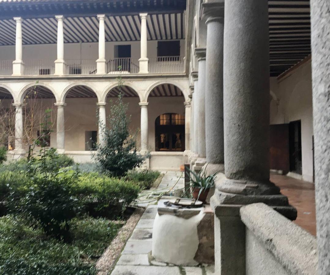 La visita solidaria al convento de San Clemente, en imágenes