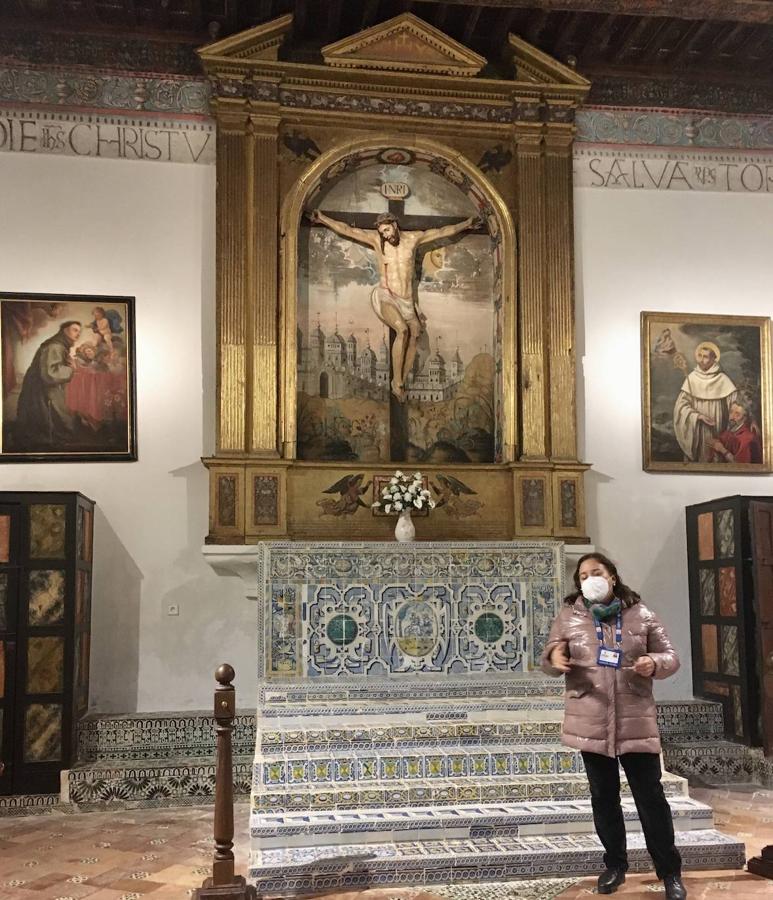 Mariló de Ancos explicando la sala capitular del convento a los visitantes. 