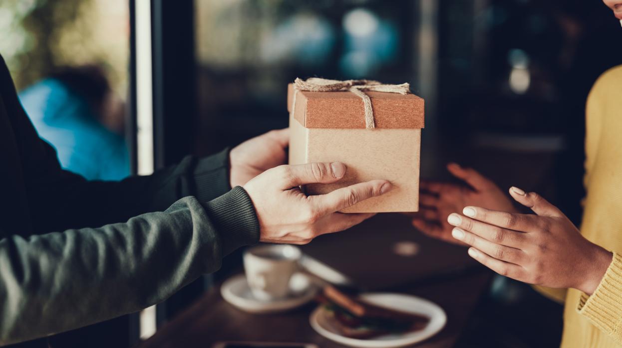 Regalos para el amigo invisible: cómo acertar con los que más se cuidan