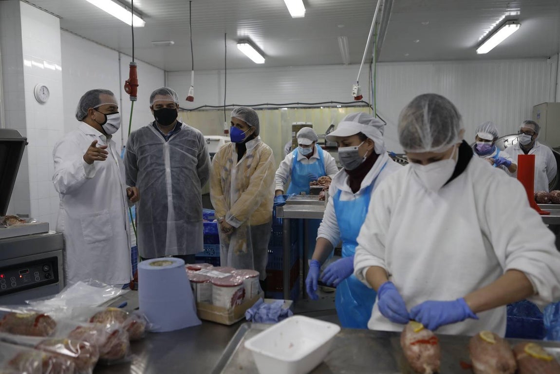 La visita de Bellido a La Perla de Córdoba, en imágenes