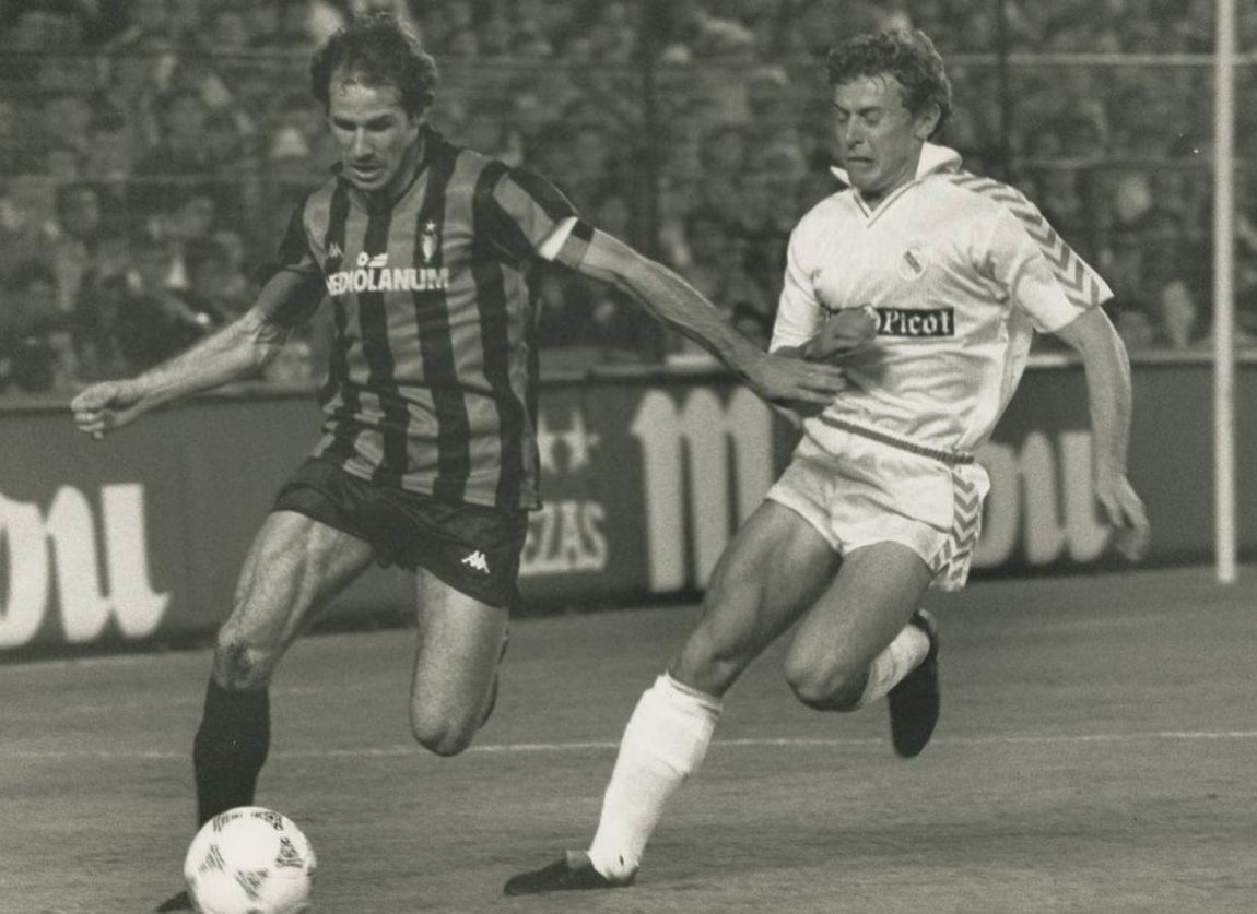 Franco Baresi. Ganador de casi todo lo que un futbolista puede ganar, Baresi desarrolló toda su carrera en el Milan, donde se convirtió en uno de los defensas más aclamados del panorama mundial. En la foto, disputa un balón con Emilio Butragueño en un partido de la Liga de Campeones de 1989. Al igual que Roberto Carlos, Baresi aparece en el segundo equipo más votado.