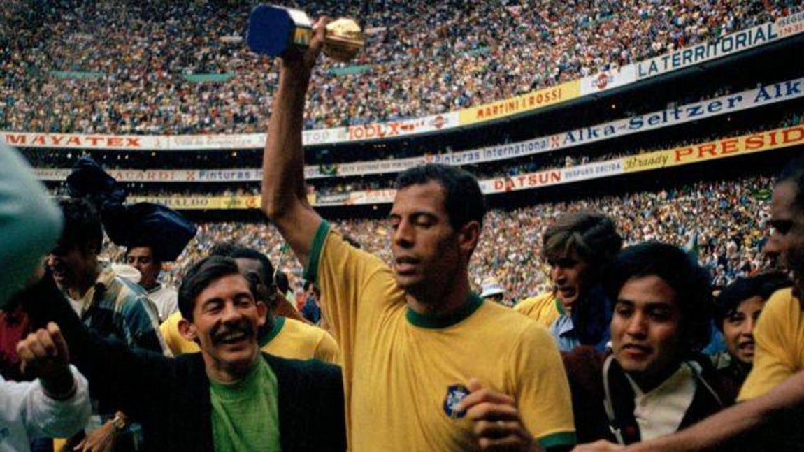 Carlos Alberto. Carlos Alberto es el segundo lateral derecho más votado por los 140 periodistas, por lo que aparece en el equipo reserva del Dream Team. Capitán de la histórica selección de Brasil campeona en el Mundial de México 1970, desarrolló la mayor parte de su carrera en su país natal, con una etapa final en Estados Unidos. Fue uno de los goleadores en la final del Mundial de 1970 que Brasil le ganó 4-1 a Italia.