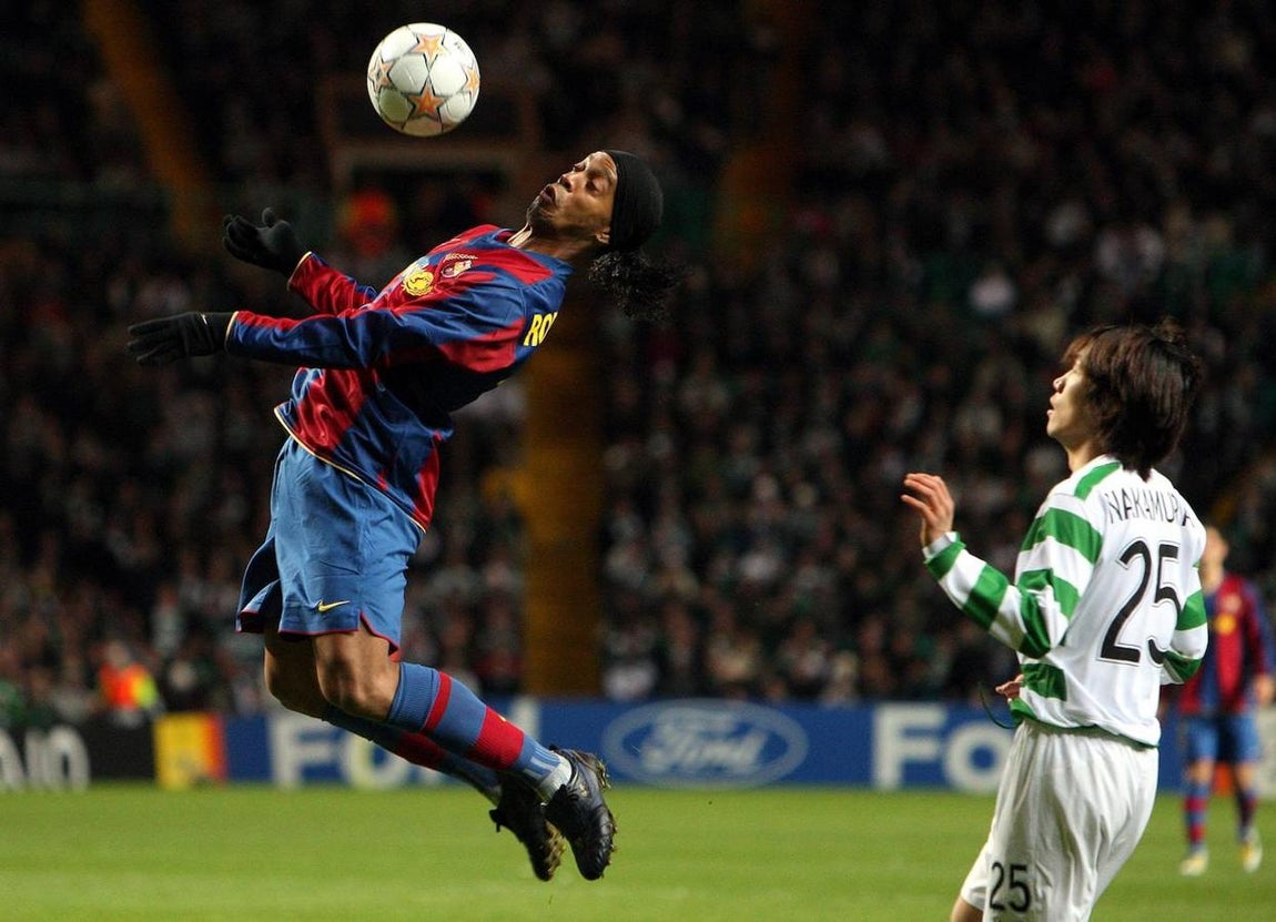Ronaldinho. No diga magia, diga Ronaldinho. Malabarista del balón como pocos, talento a raudales para disfrute del espactador, el brasileño logró que hasta el estadio Santigo Bernabéu se levantara para aplaudir su fútbol. Su llegada al Barcelona cambió la dinámica del un club que iba cuesta abajo y que con Ronaldinho recuperó el esplendor de sus mejores años. La «sonrisa del fútbol», que decían, fue capaz de enamorar a miles de seguidores por su manera de jugar. Dos veces elegido como Balón de Oro, Ronaldinho ganó en su carrera algunos de los títulos más importantes, como el Mundial de 2002 o la Champions de 2006. Fue elegido ayer como integrante del segundo equipo Dream Team.