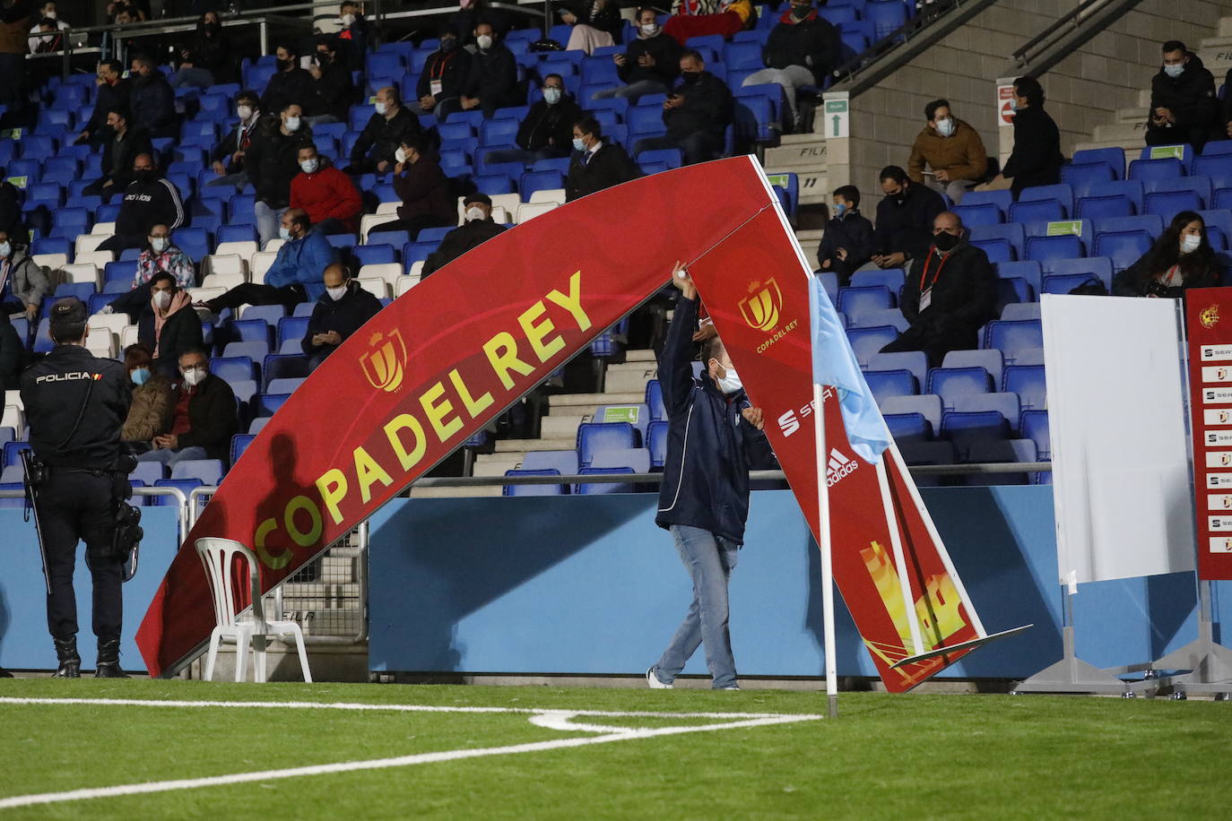 El ambientazo de la grada en el Ciudad de Lucena-Sevilla FC, en imágenes