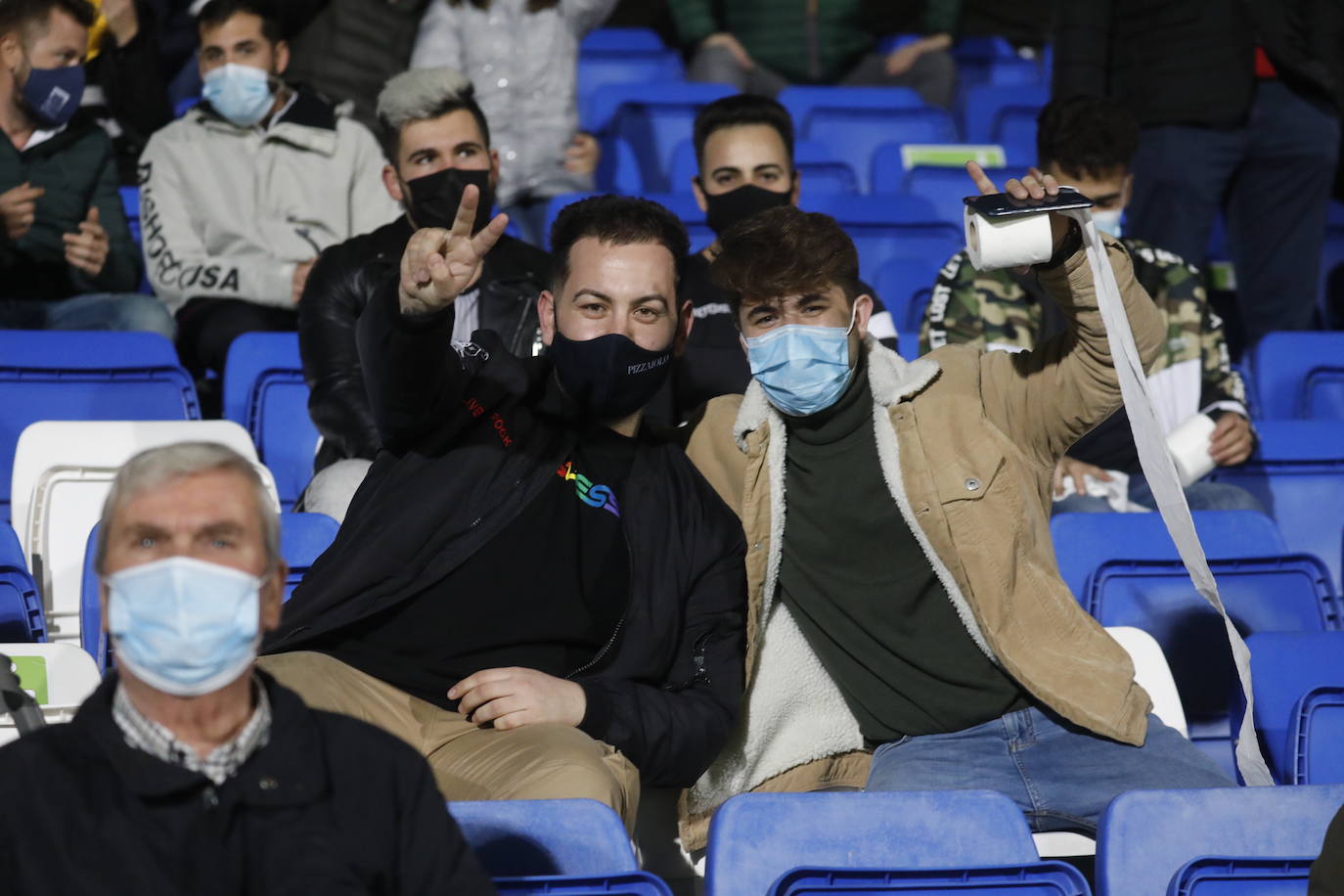 El ambientazo de la grada en el Ciudad de Lucena-Sevilla FC, en imágenes