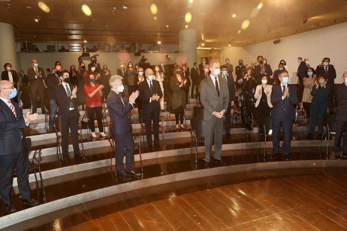 Bienvenida al Rey. Los asistentes al acto dan la bienvenida a Don Felipe con una ovación