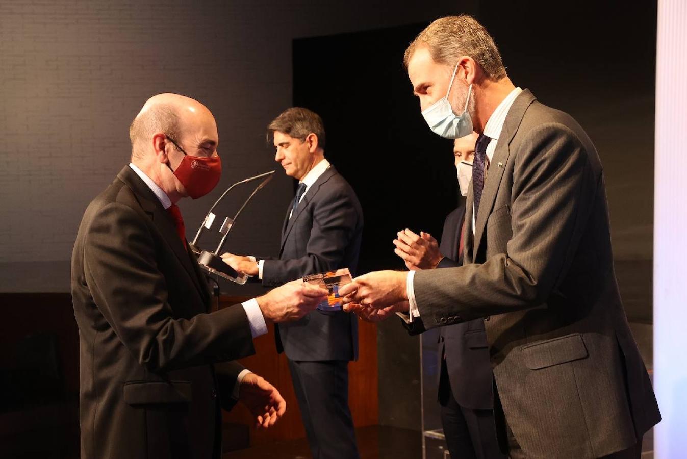 Don Felipe entregando el premio Fernando Delgado al periodista Javier Marrodán. El Premio de Periodismo Fernando Delgado ha recaído sobre Javier Marrodán «que estuvo durante muchos años cubriendo las acciones terroristas de ETA para el Diario de Navarra».