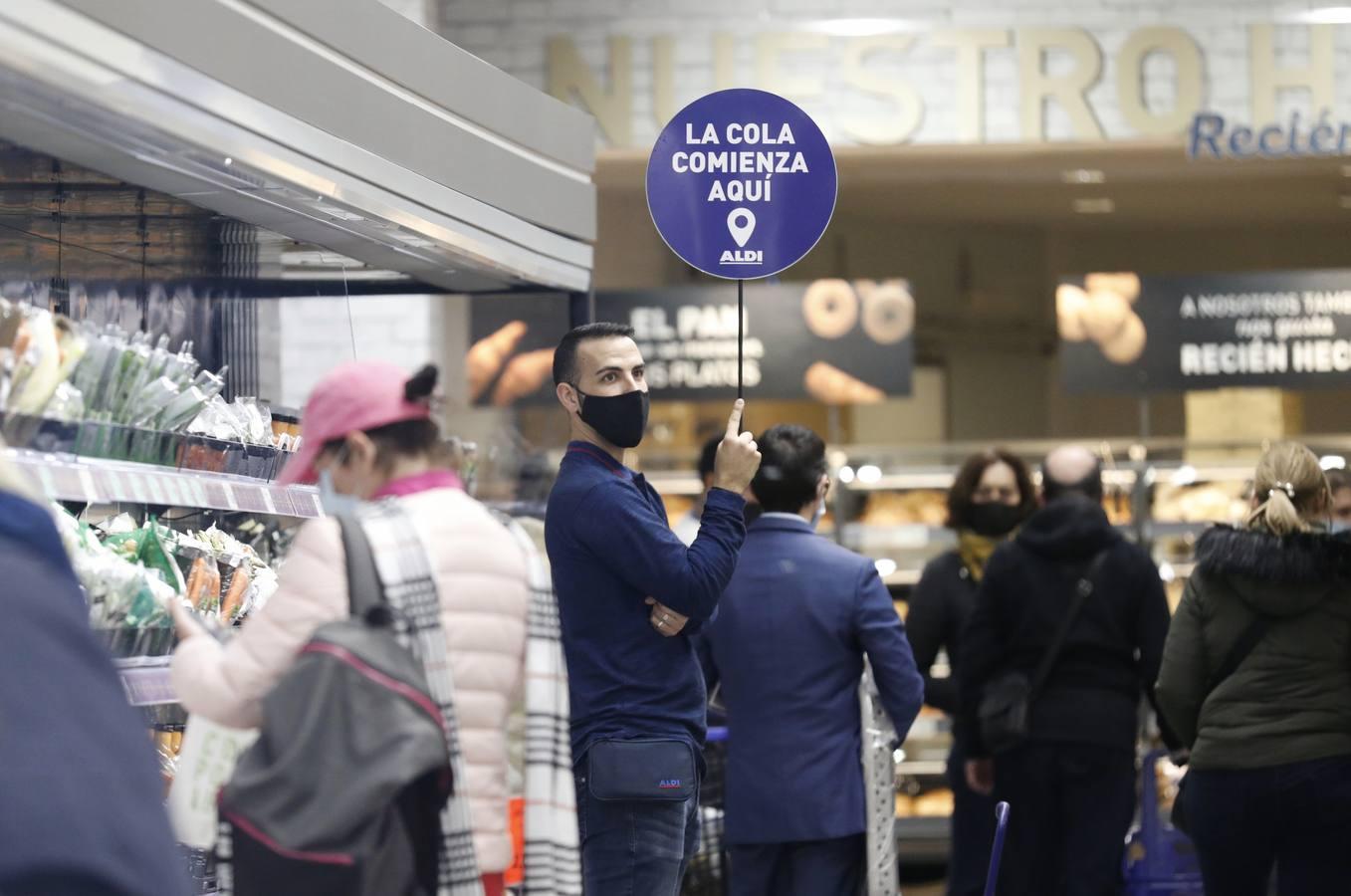 El primer día del Aldi del centro de Córdoba, en imágenes