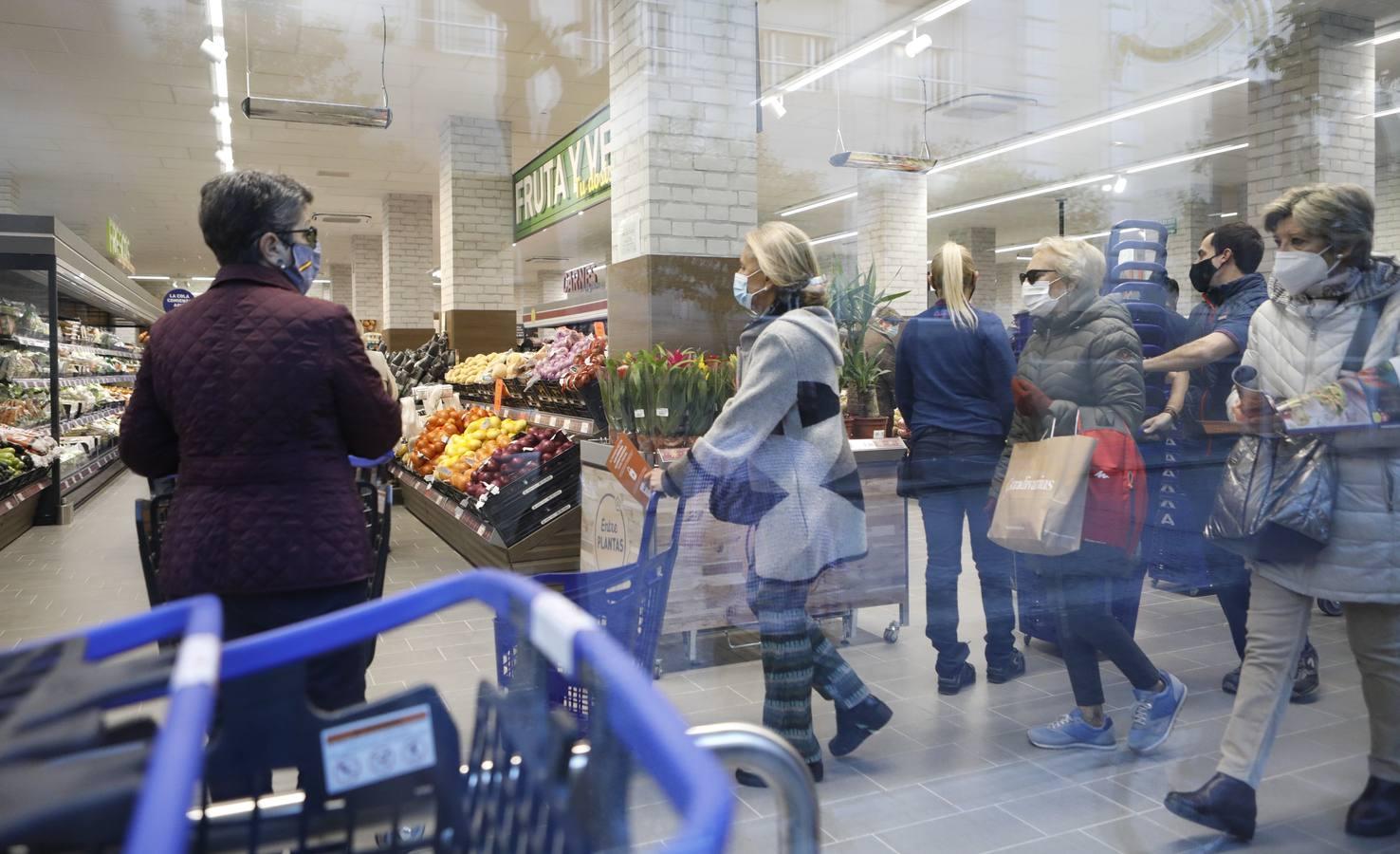 El primer día del Aldi del centro de Córdoba, en imágenes