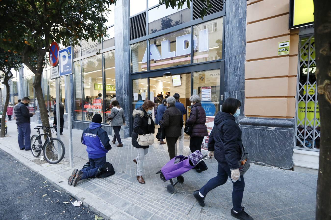 El primer día del Aldi del centro de Córdoba, en imágenes