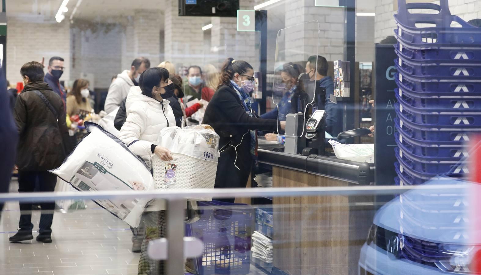 El primer día del Aldi del centro de Córdoba, en imágenes