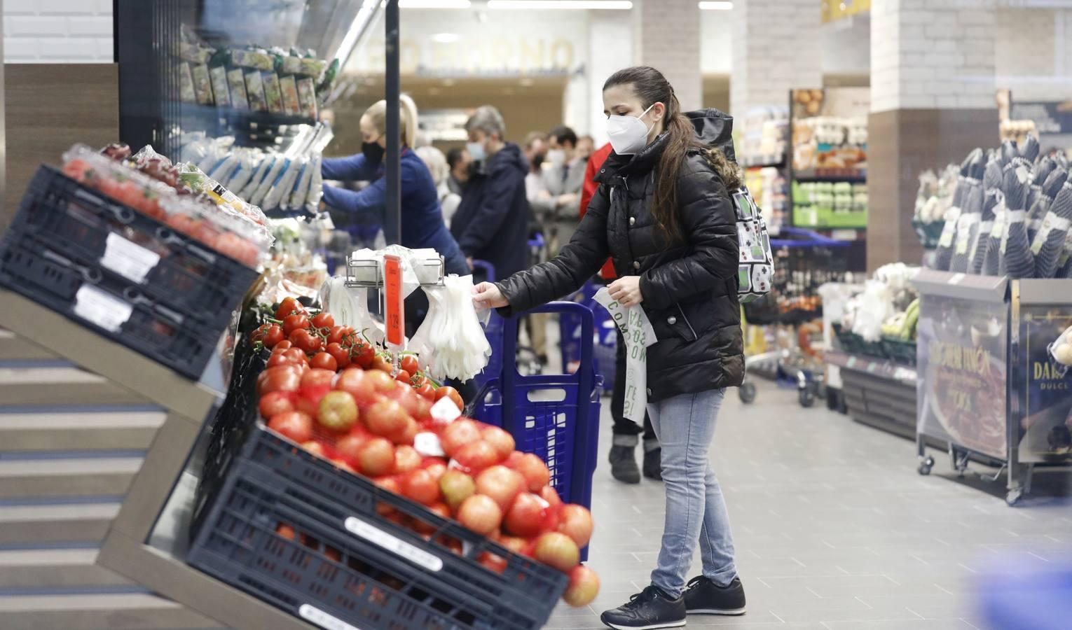 El primer día del Aldi del centro de Córdoba, en imágenes