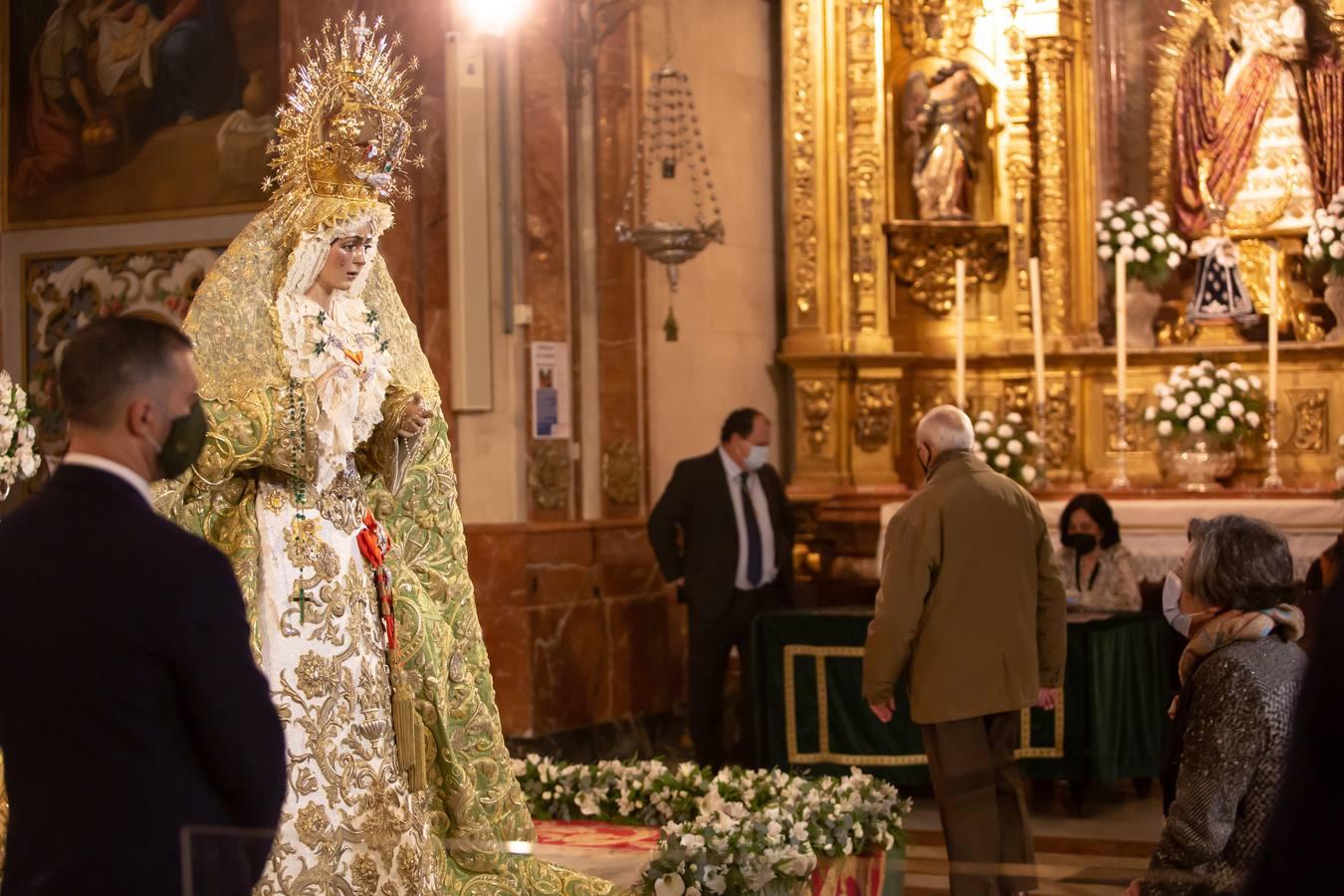 En imágenes, «besamanos» de la Esperanza Macarena