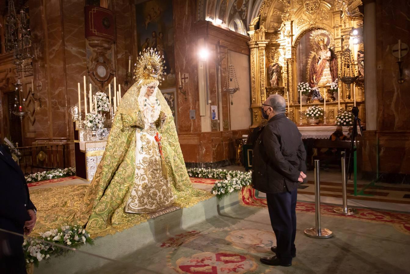 En imágenes, «besamanos» de la Esperanza Macarena