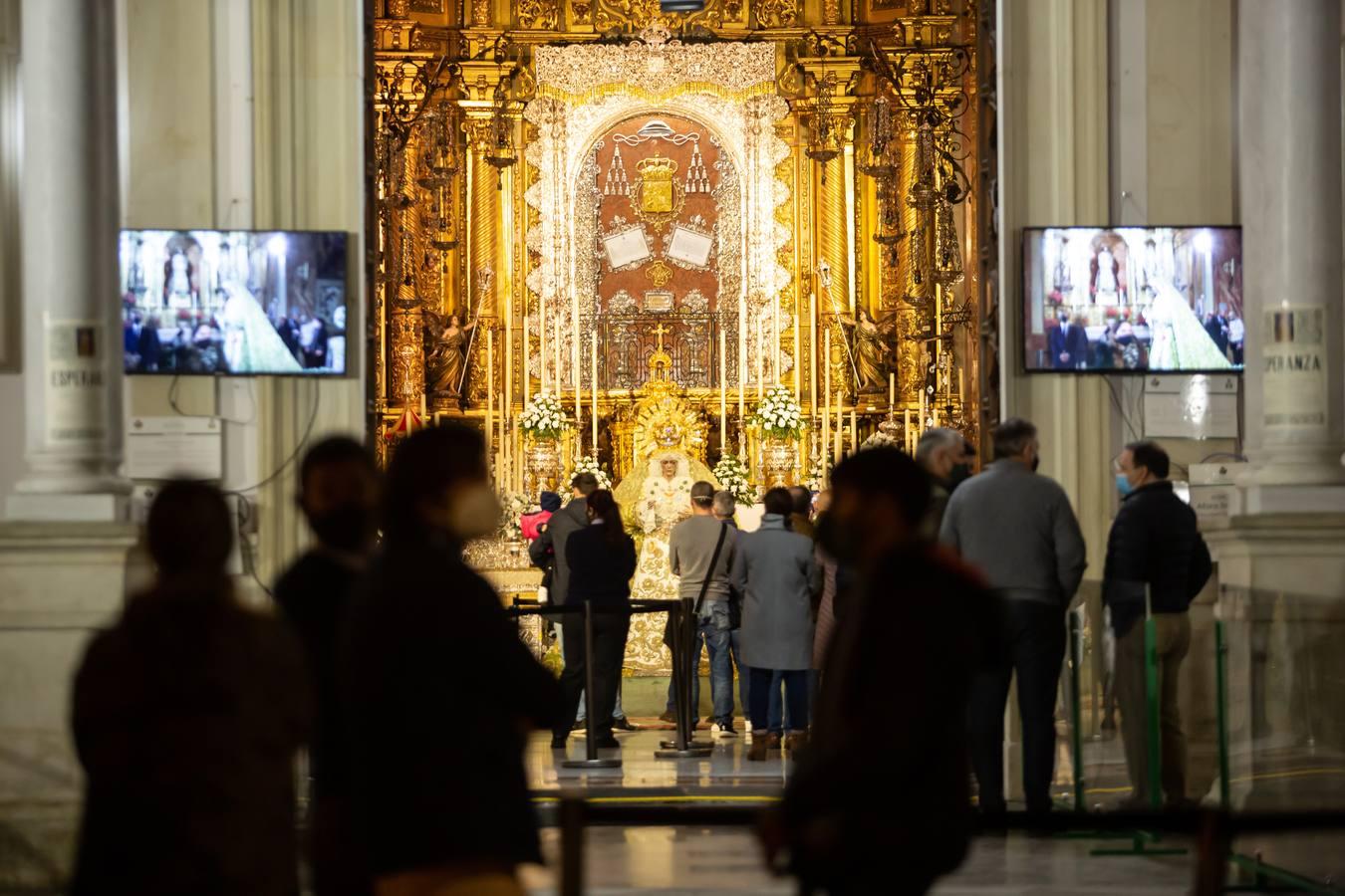 En imágenes, «besamanos» de la Esperanza Macarena