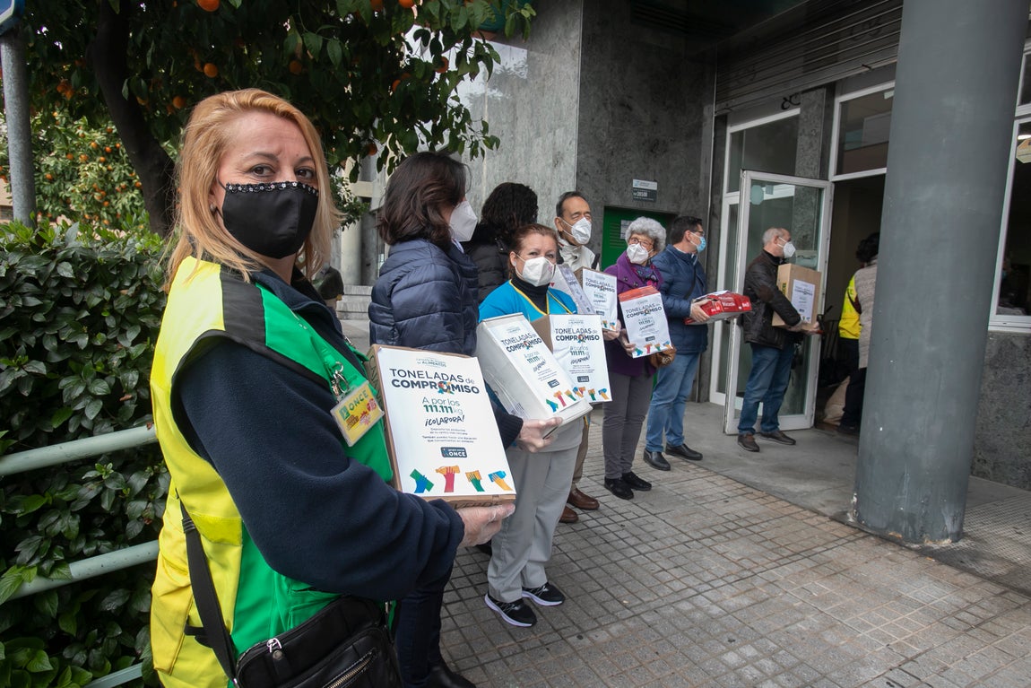 La donación de la ONCE al Banco de Alimentos, en imágenes