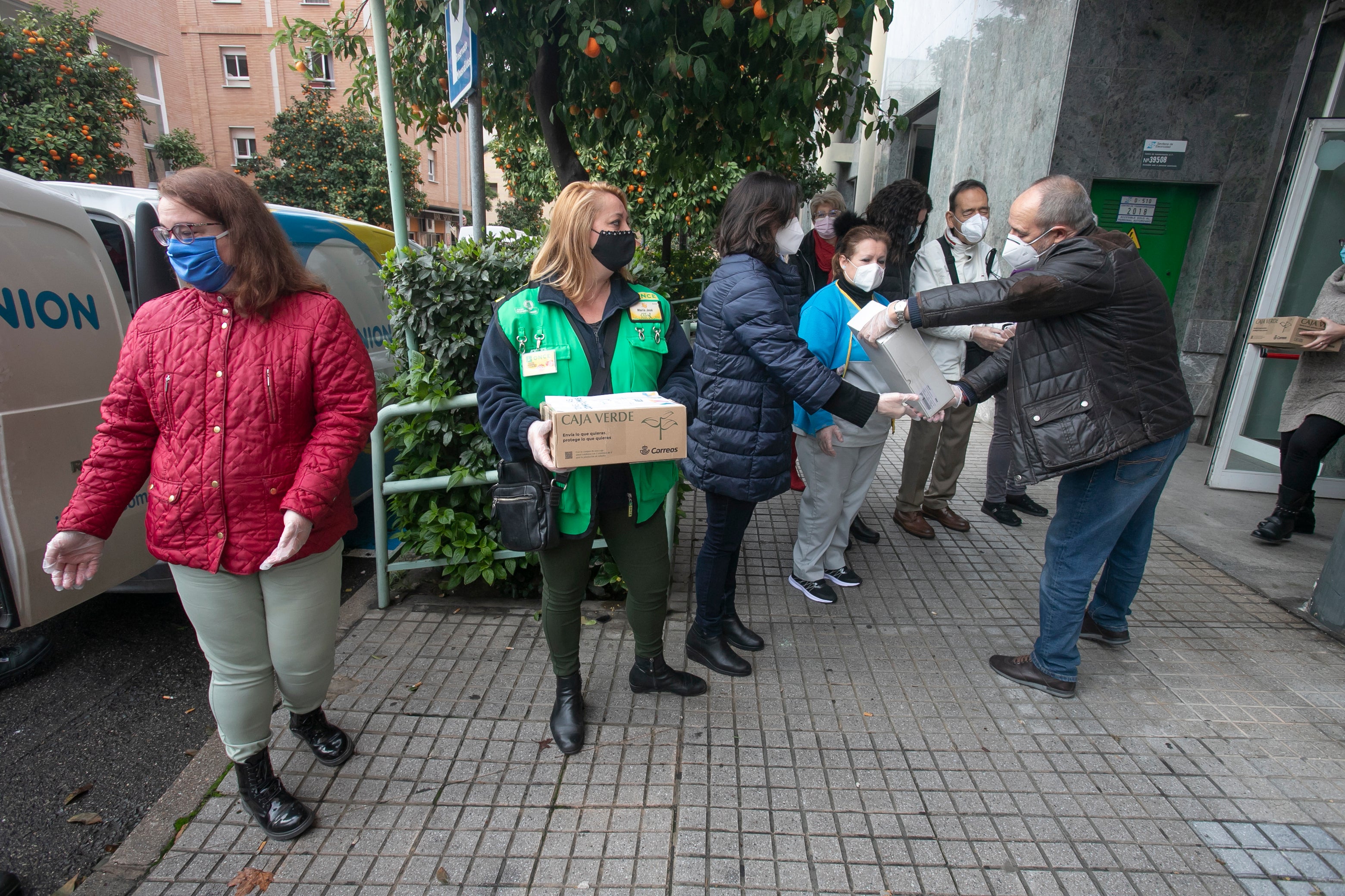 La donación de la ONCE al Banco de Alimentos, en imágenes