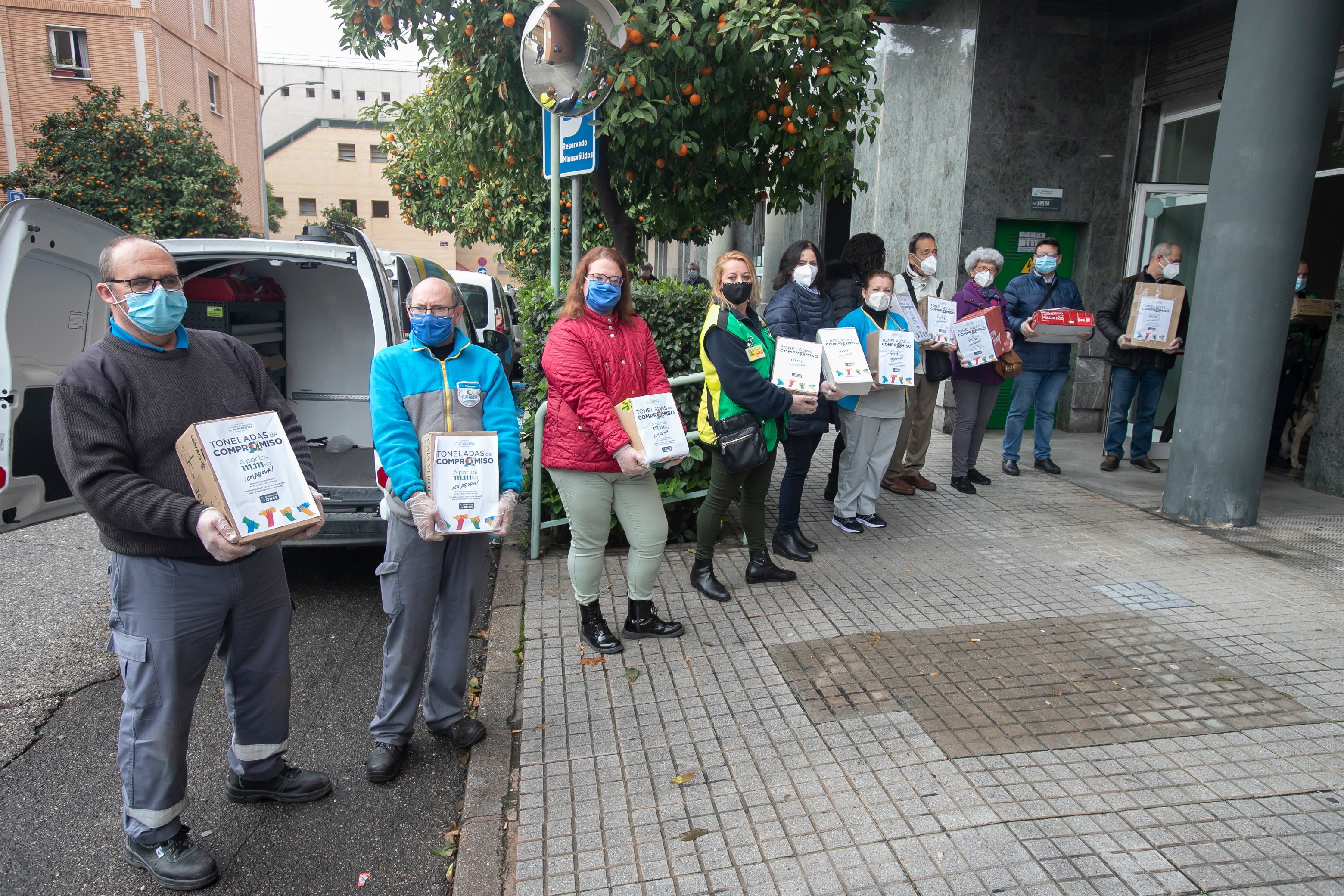 La donación de la ONCE al Banco de Alimentos, en imágenes