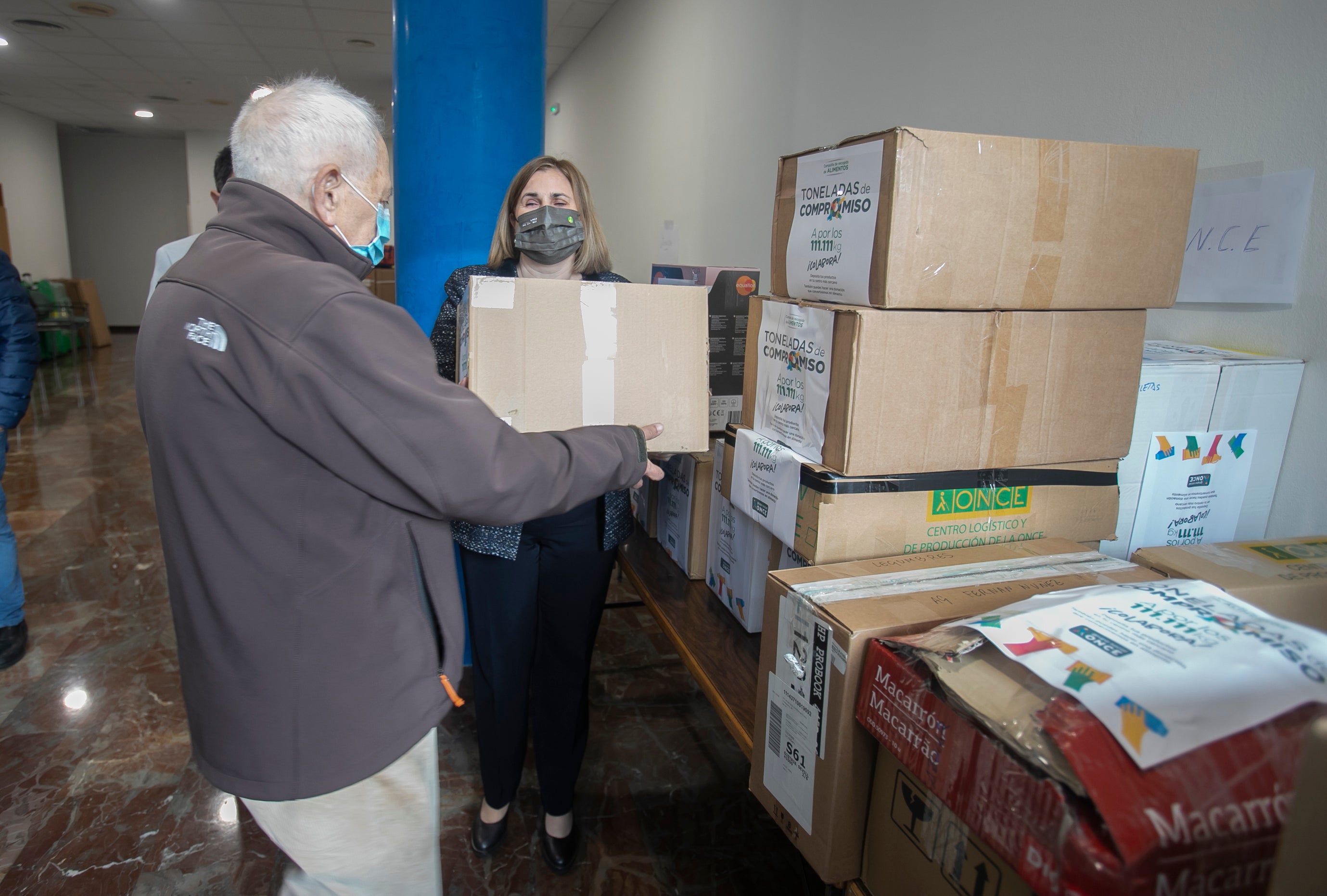 La donación de la ONCE al Banco de Alimentos, en imágenes