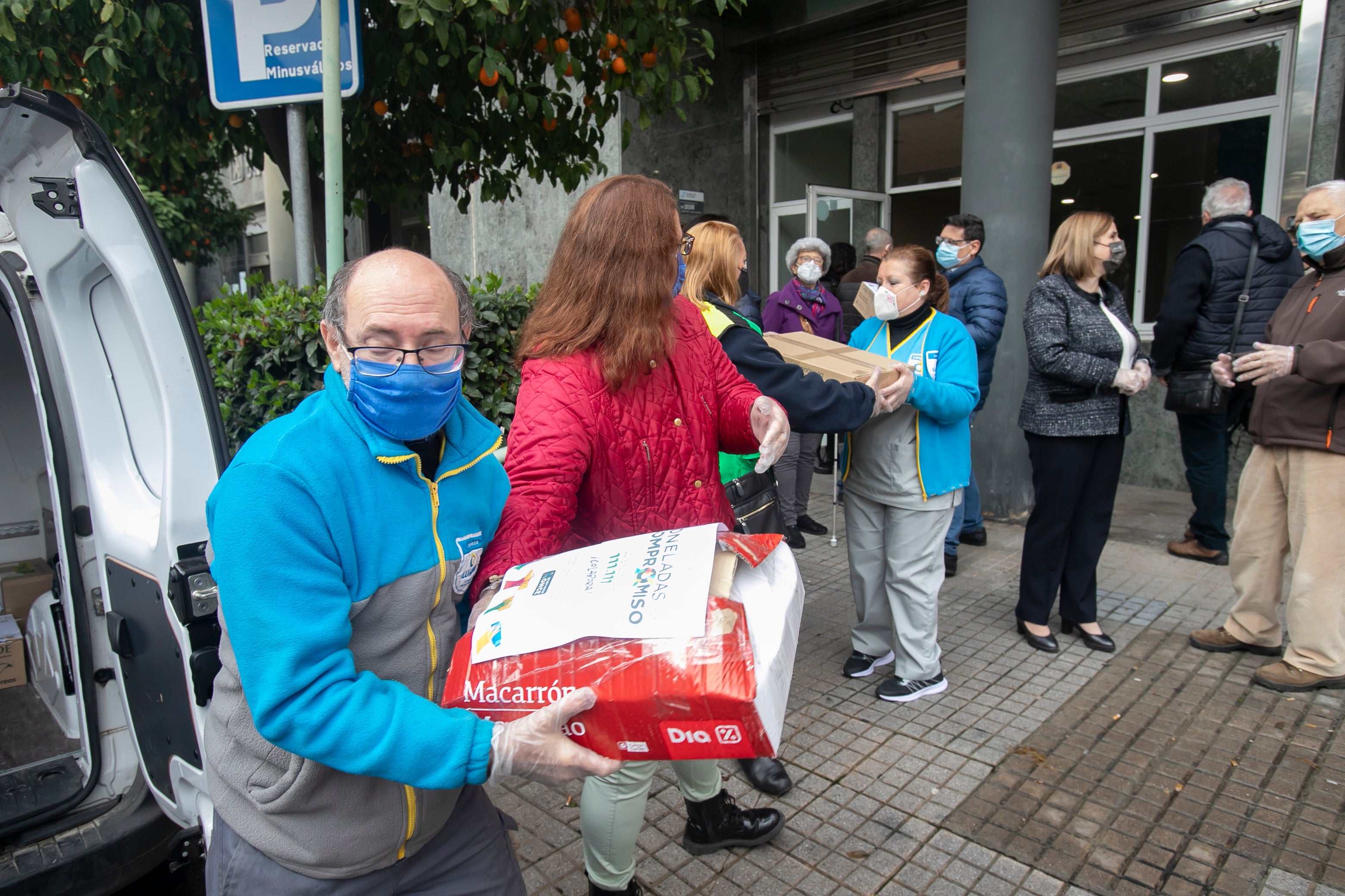 La donación de la ONCE al Banco de Alimentos, en imágenes