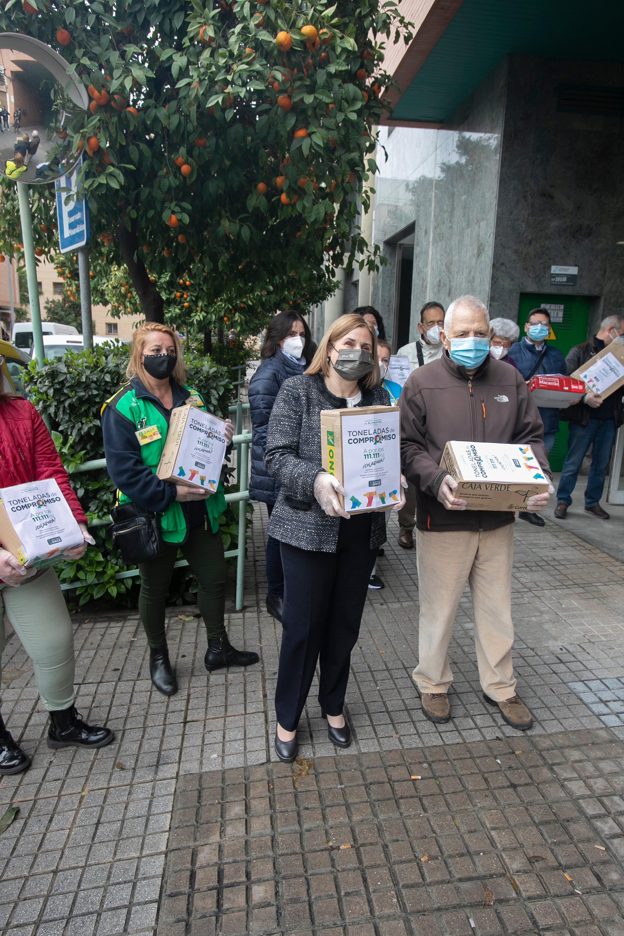 La donación de la ONCE al Banco de Alimentos, en imágenes