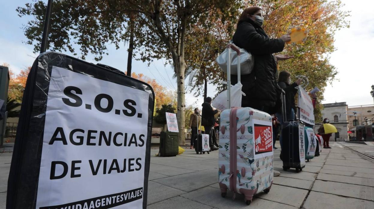 En imágenes, protesta de las agencias de viajes en Sevilla