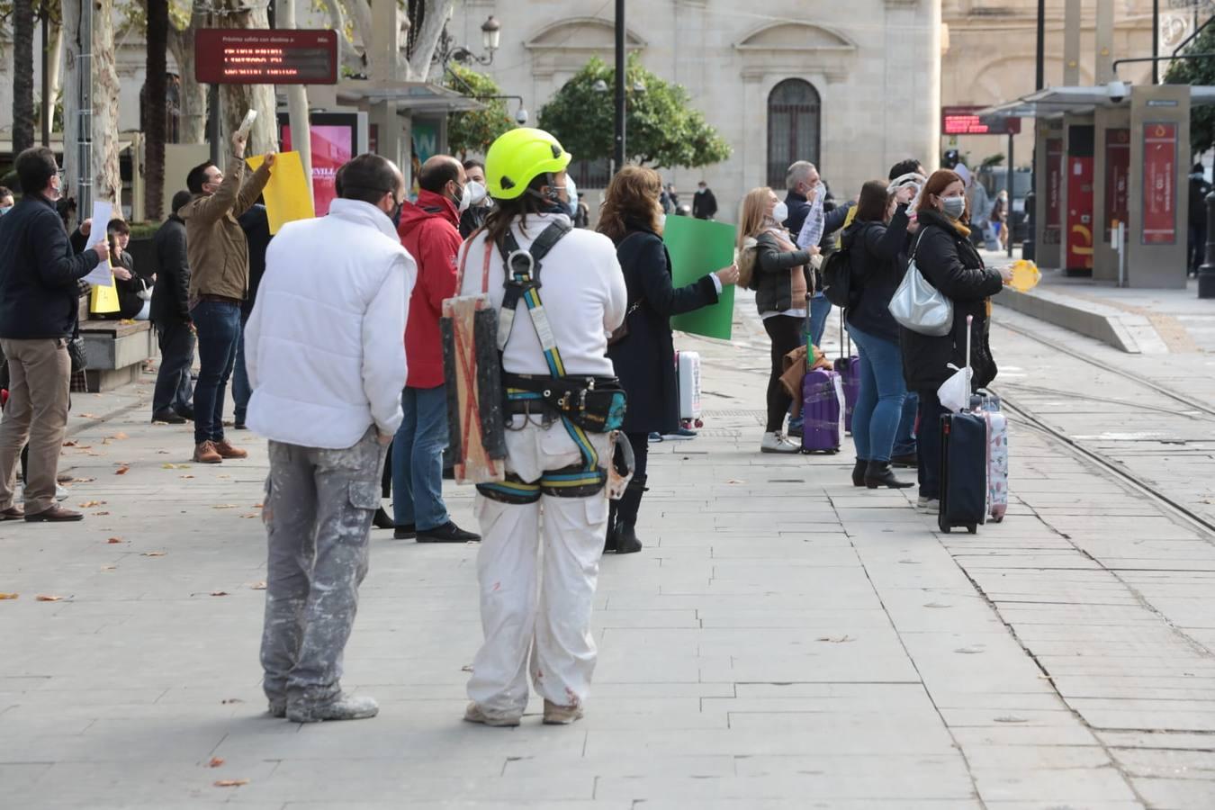 En imágenes, protesta de las agencias de viajes en Sevilla