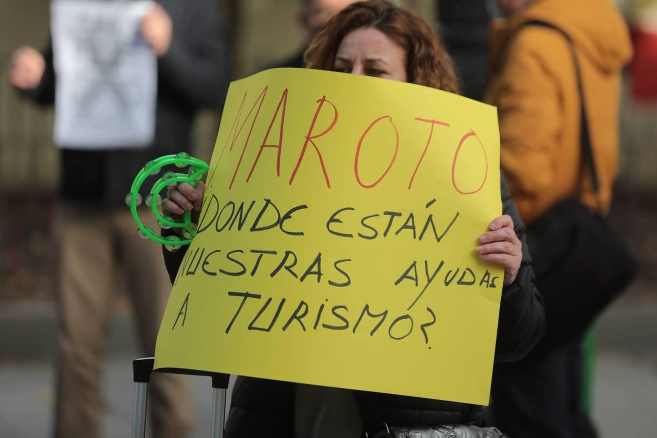 En imágenes, protesta de las agencias de viajes en Sevilla