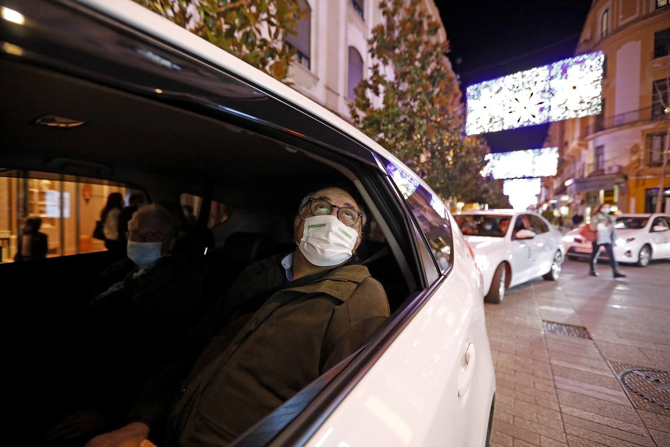 El paseo de los taxistas a los mayores de Alcolea por las luces de Navidad de Córdoba, en imágenes