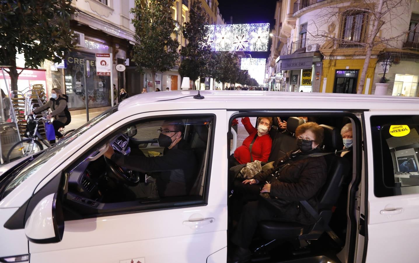 El paseo de los taxistas a los mayores de Alcolea por las luces de Navidad de Córdoba, en imágenes