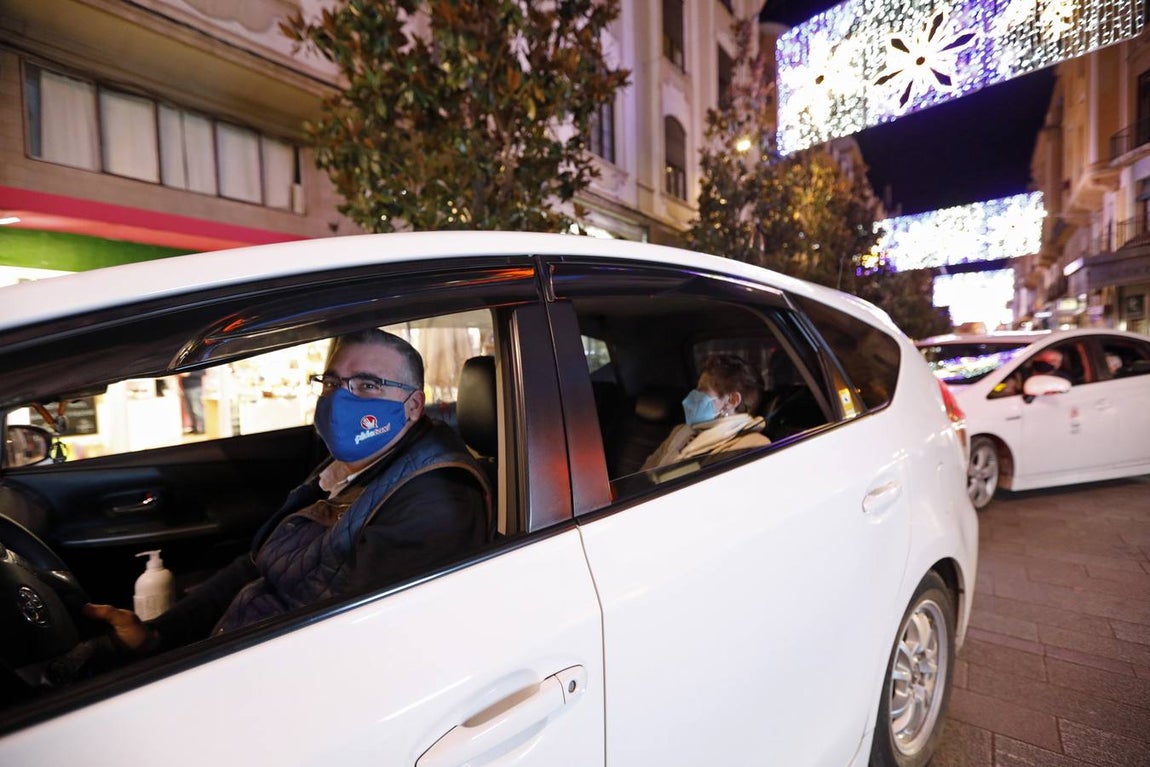 El paseo de los taxistas a los mayores de Alcolea por las luces de Navidad de Córdoba, en imágenes