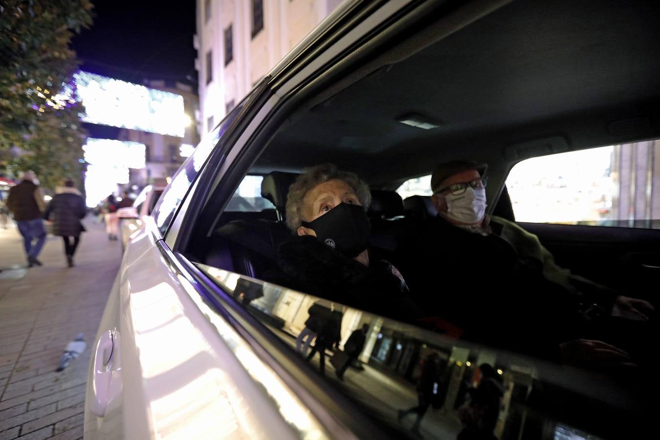 El paseo de los taxistas a los mayores de Alcolea por las luces de Navidad de Córdoba, en imágenes