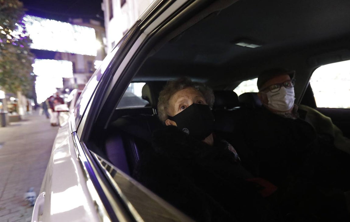El paseo de los taxistas a los mayores de Alcolea por las luces de Navidad de Córdoba, en imágenes