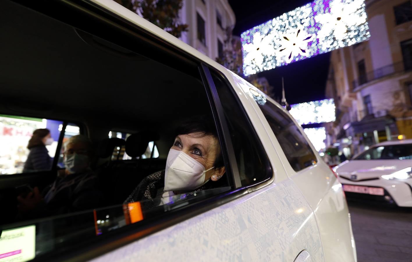 El paseo de los taxistas a los mayores de Alcolea por las luces de Navidad de Córdoba, en imágenes