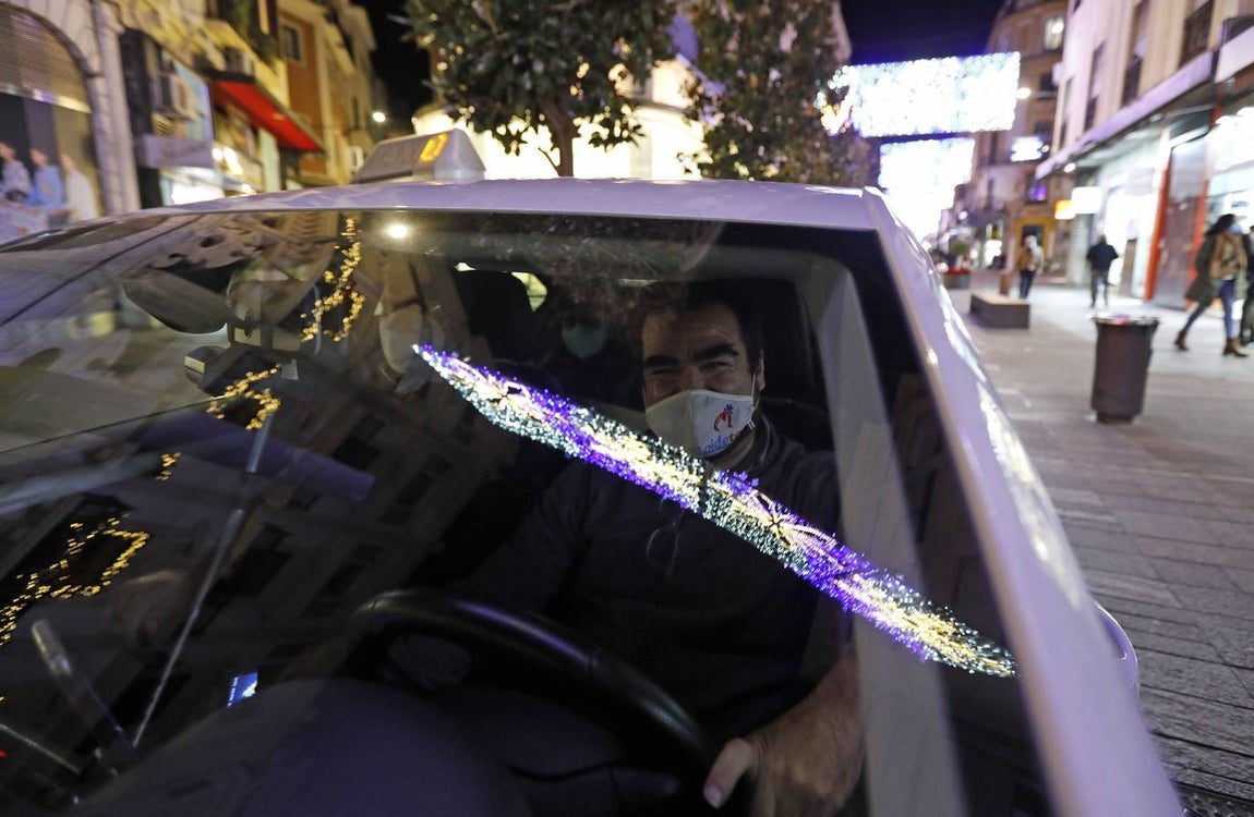 El paseo de los taxistas a los mayores de Alcolea por las luces de Navidad de Córdoba, en imágenes