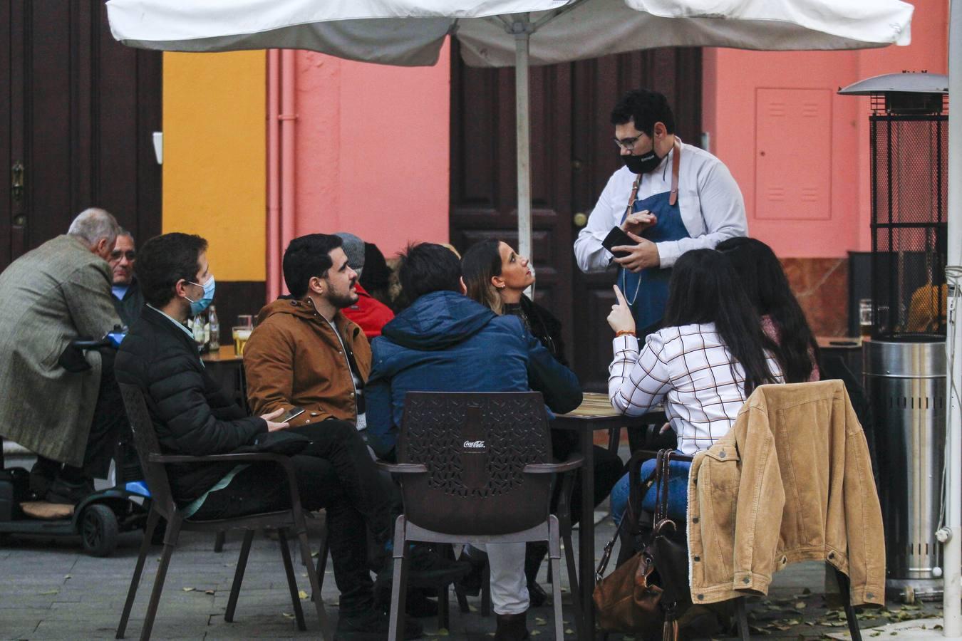 En imágenes, ambiente de las cafeterías y bares de Sevilla con los nuevos horarios