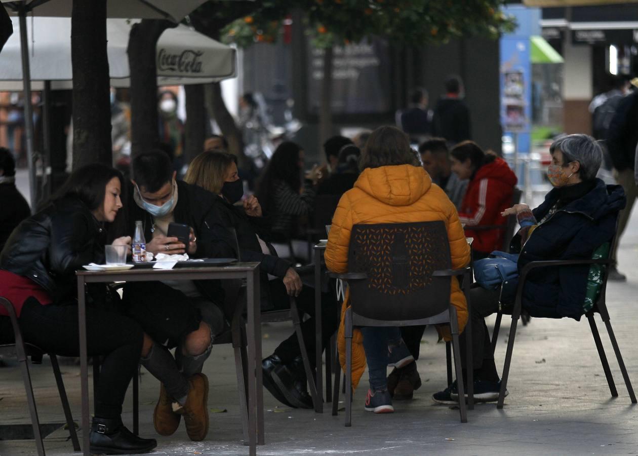 En imágenes, ambiente de las cafeterías y bares de Sevilla con los nuevos horarios