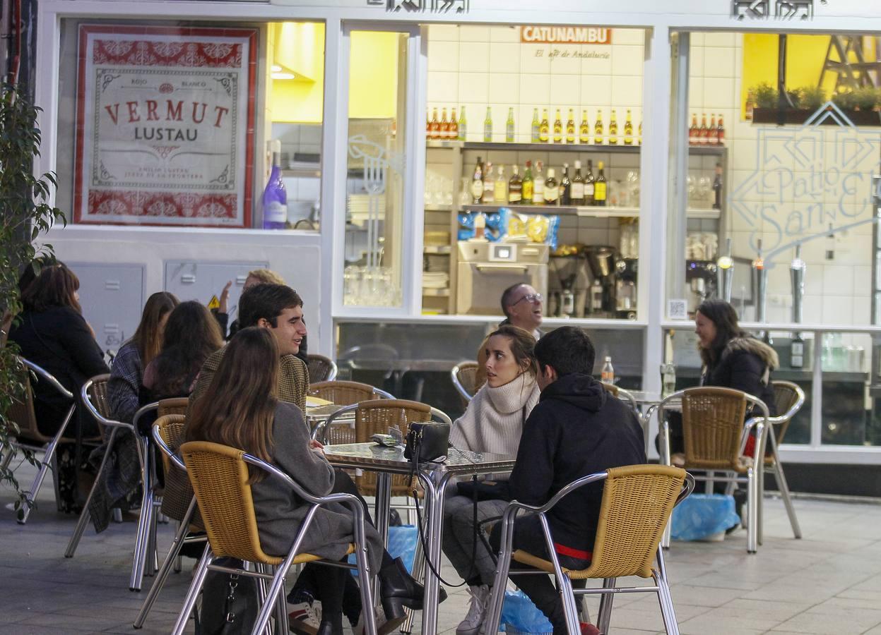 En imágenes, ambiente de las cafeterías y bares de Sevilla con los nuevos horarios