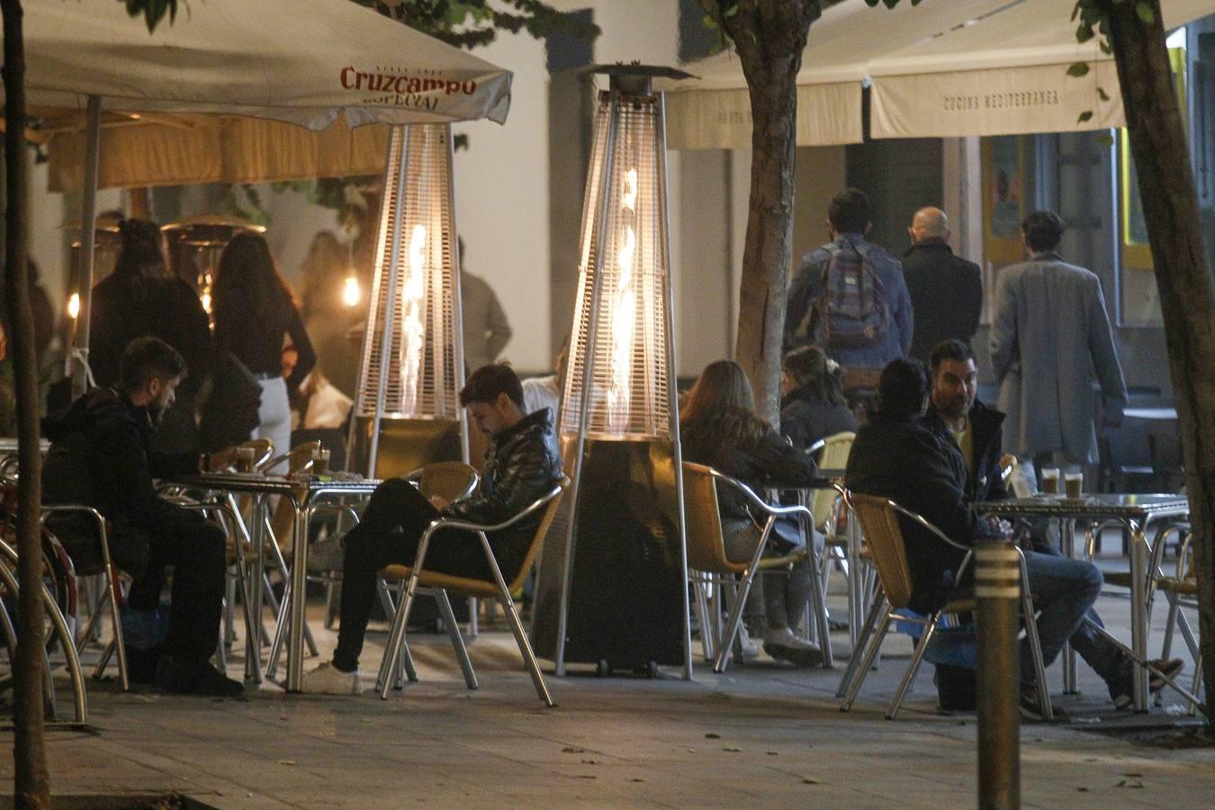 En imágenes, ambiente de las cafeterías y bares de Sevilla con los nuevos horarios