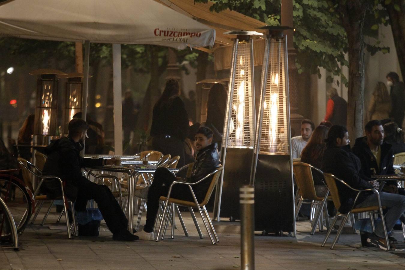 En imágenes, ambiente de las cafeterías y bares de Sevilla con los nuevos horarios