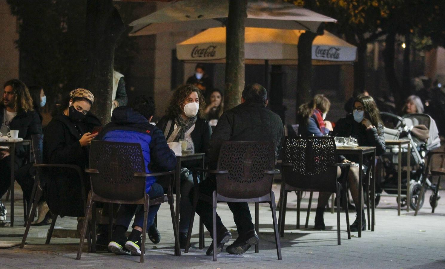 En imágenes, ambiente de las cafeterías y bares de Sevilla con los nuevos horarios