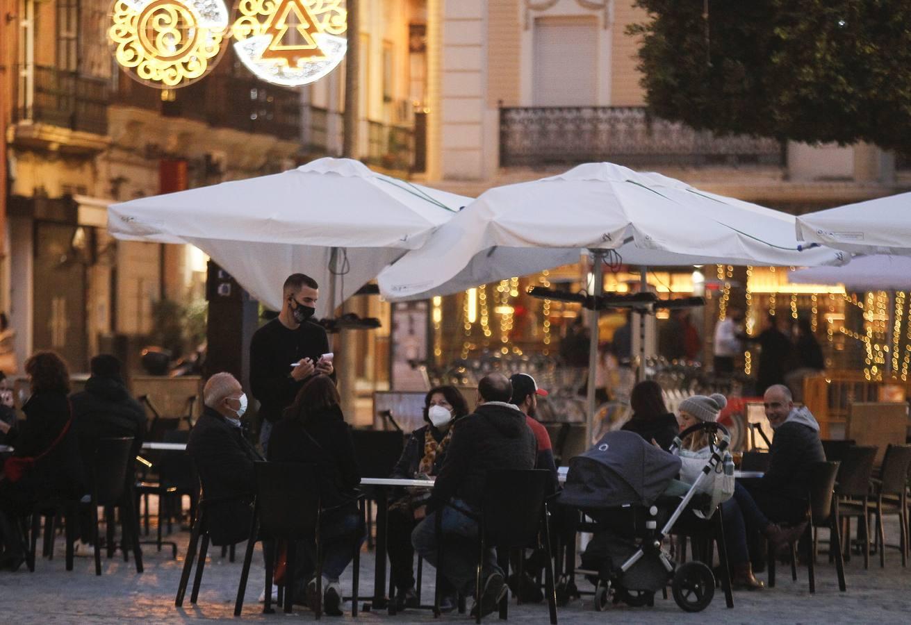 En imágenes, ambiente de las cafeterías y bares de Sevilla con los nuevos horarios