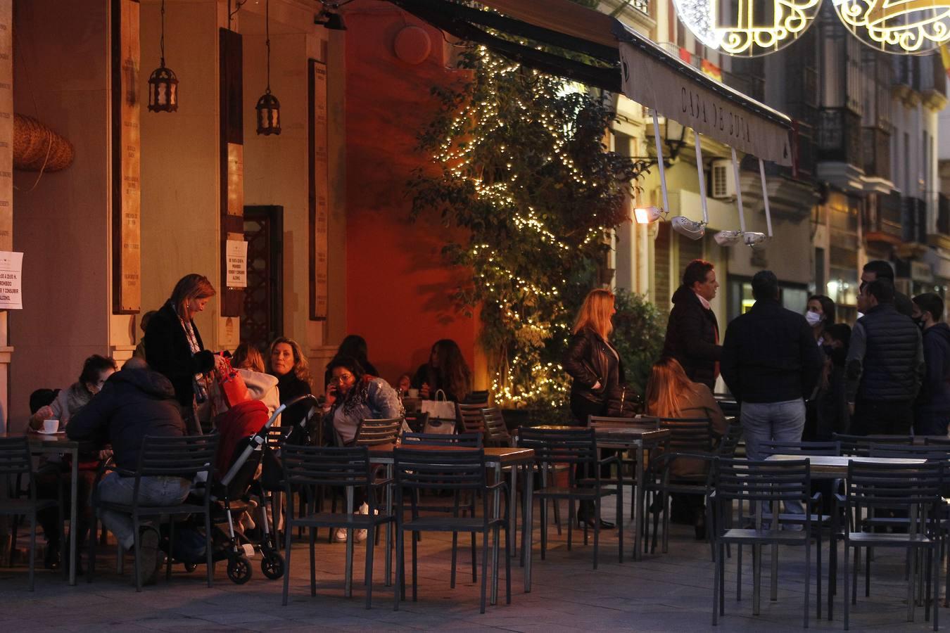 En imágenes, ambiente de las cafeterías y bares de Sevilla con los nuevos horarios